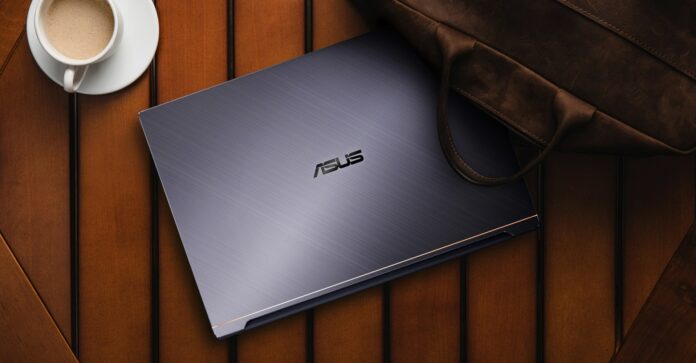 Laptop ASUS ProArt StudioBook Pertama dengan Layar NanoEdge Empat Sisi
